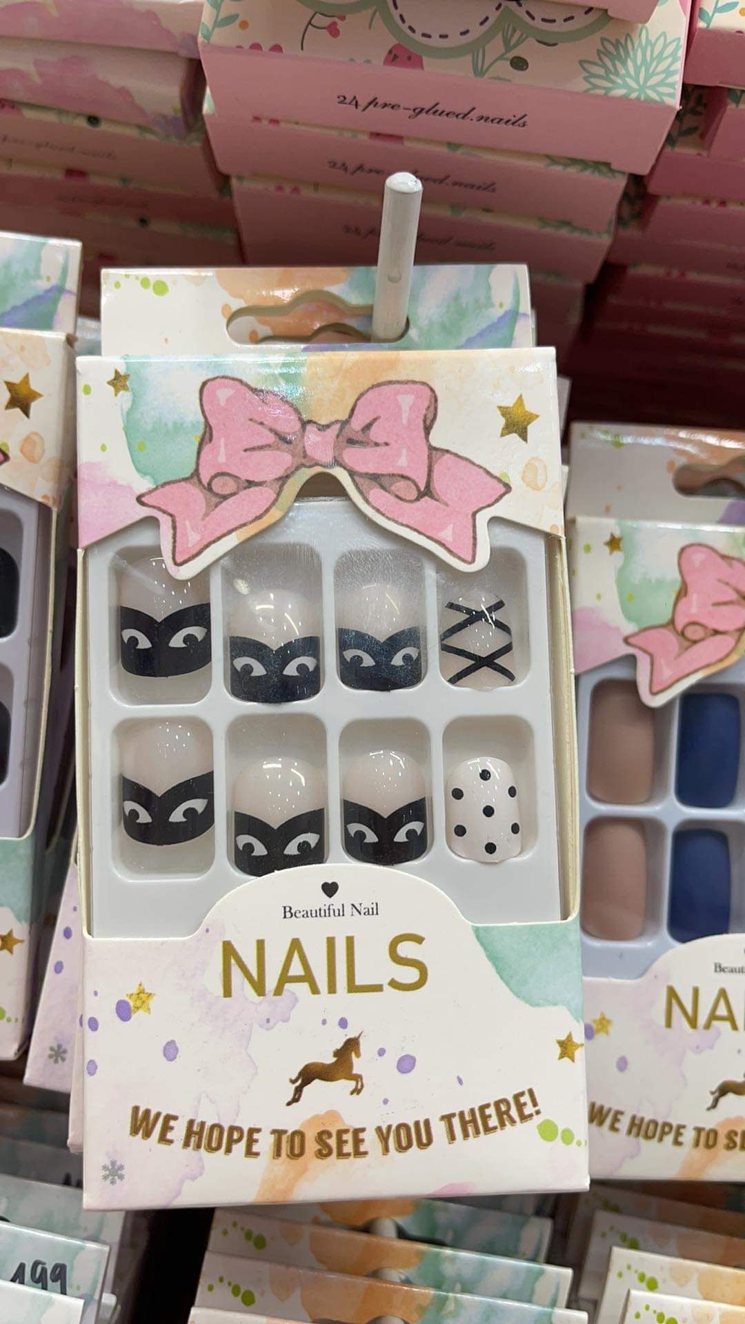 Nail giả