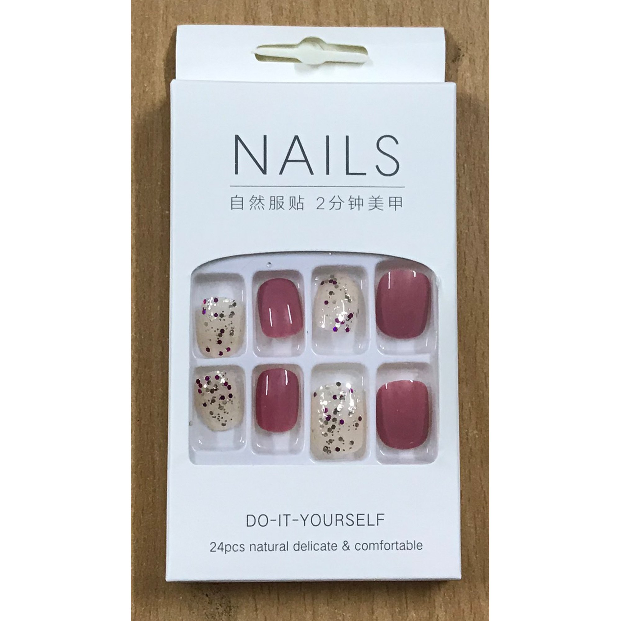 Nail giả
