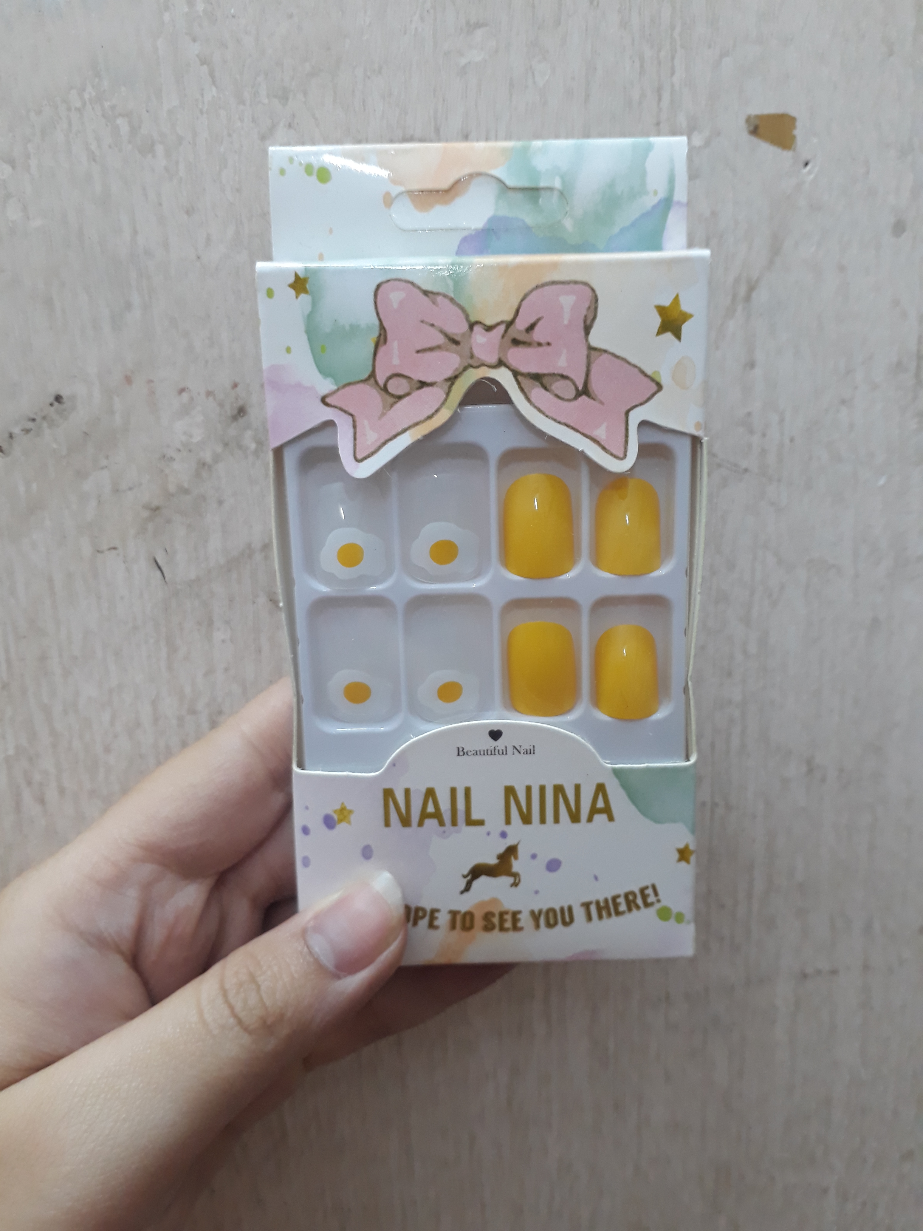 Nail giả