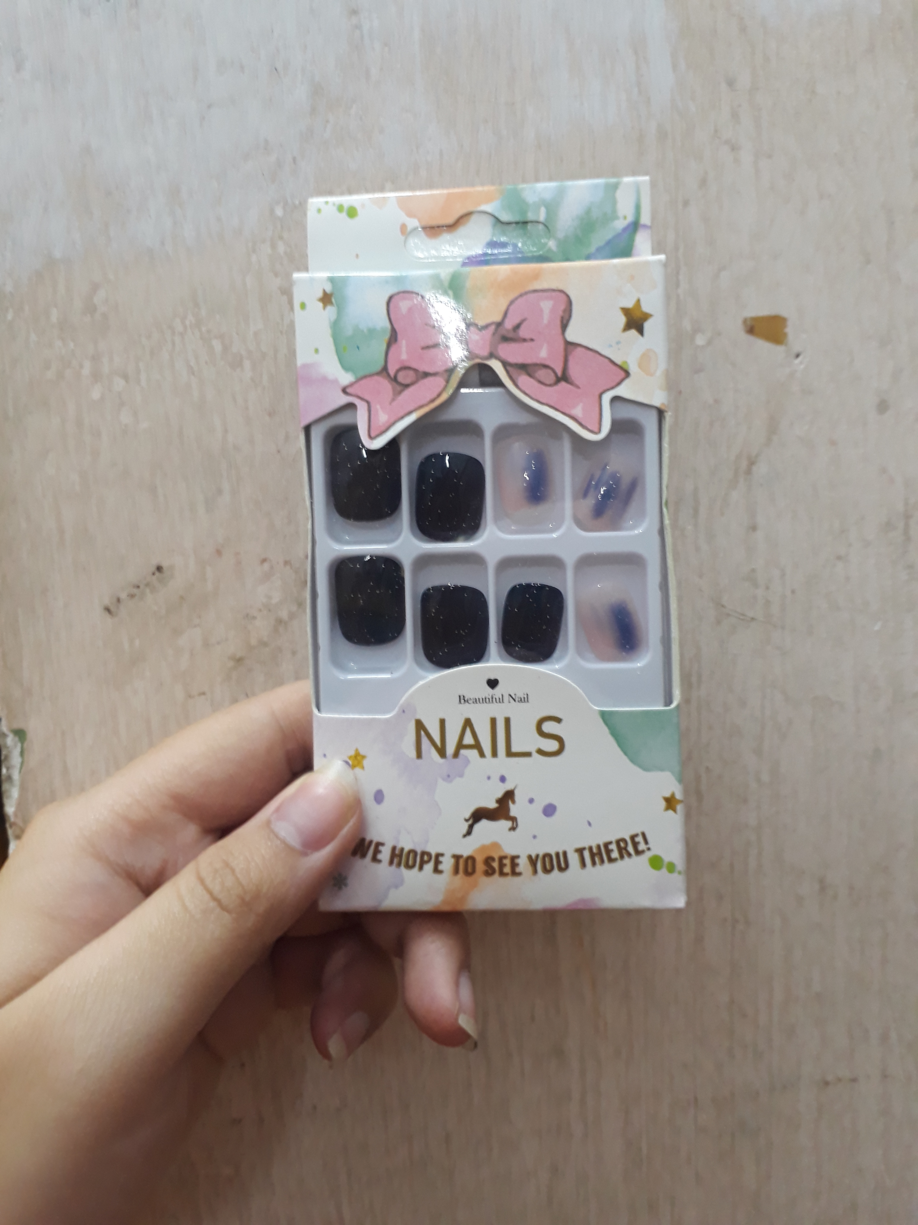 Nail giả