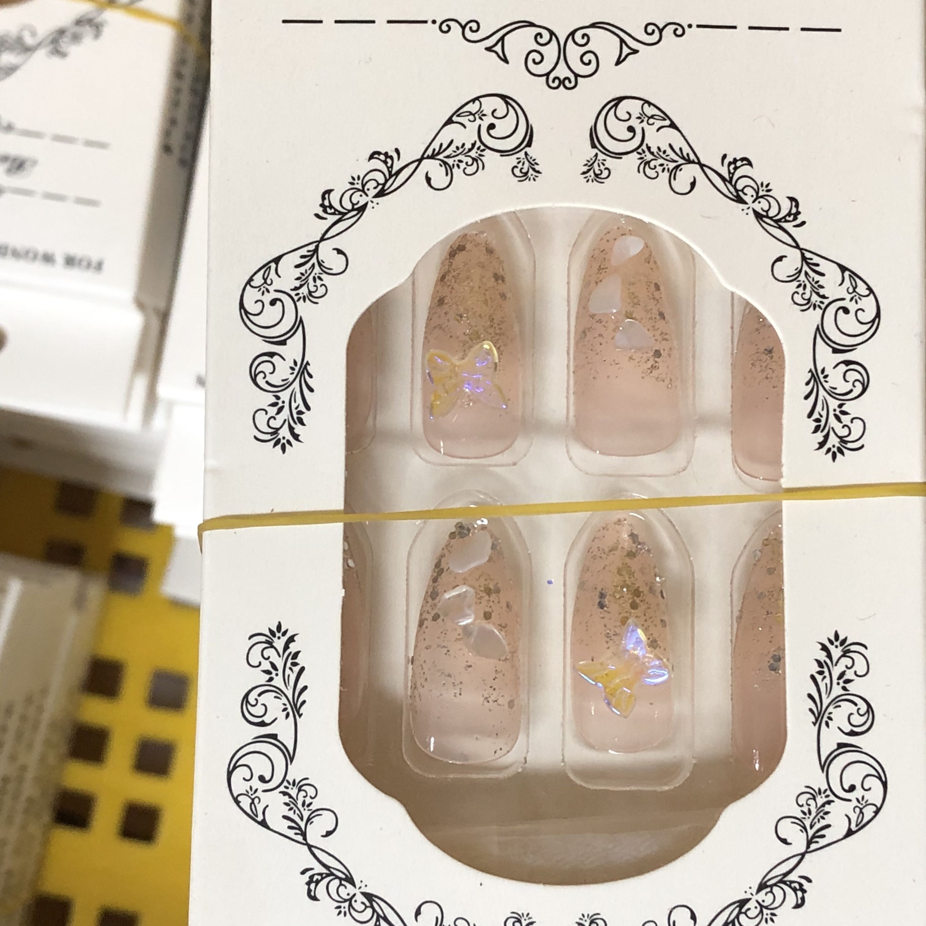 Nail giả