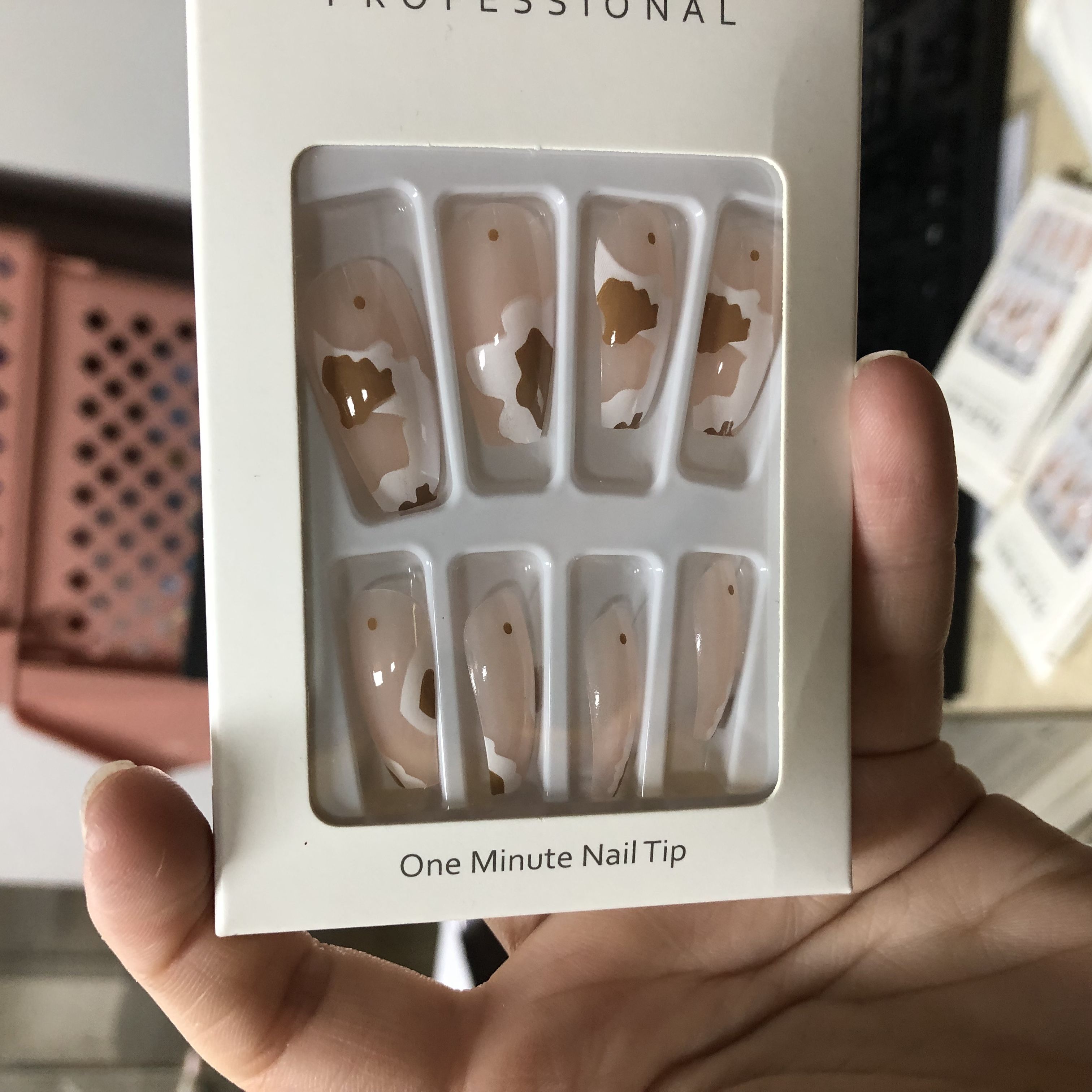 Nail giả