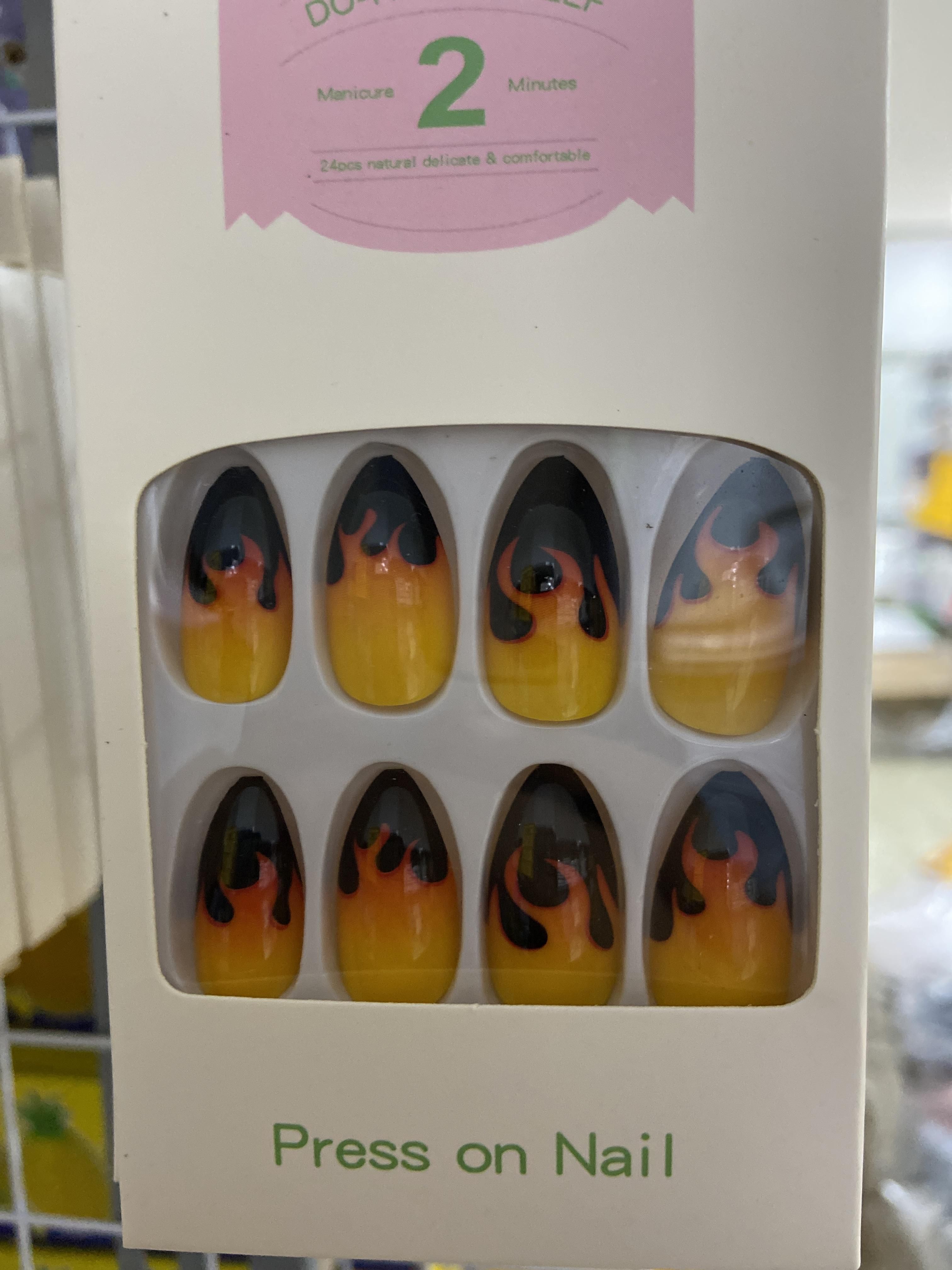Nail giả