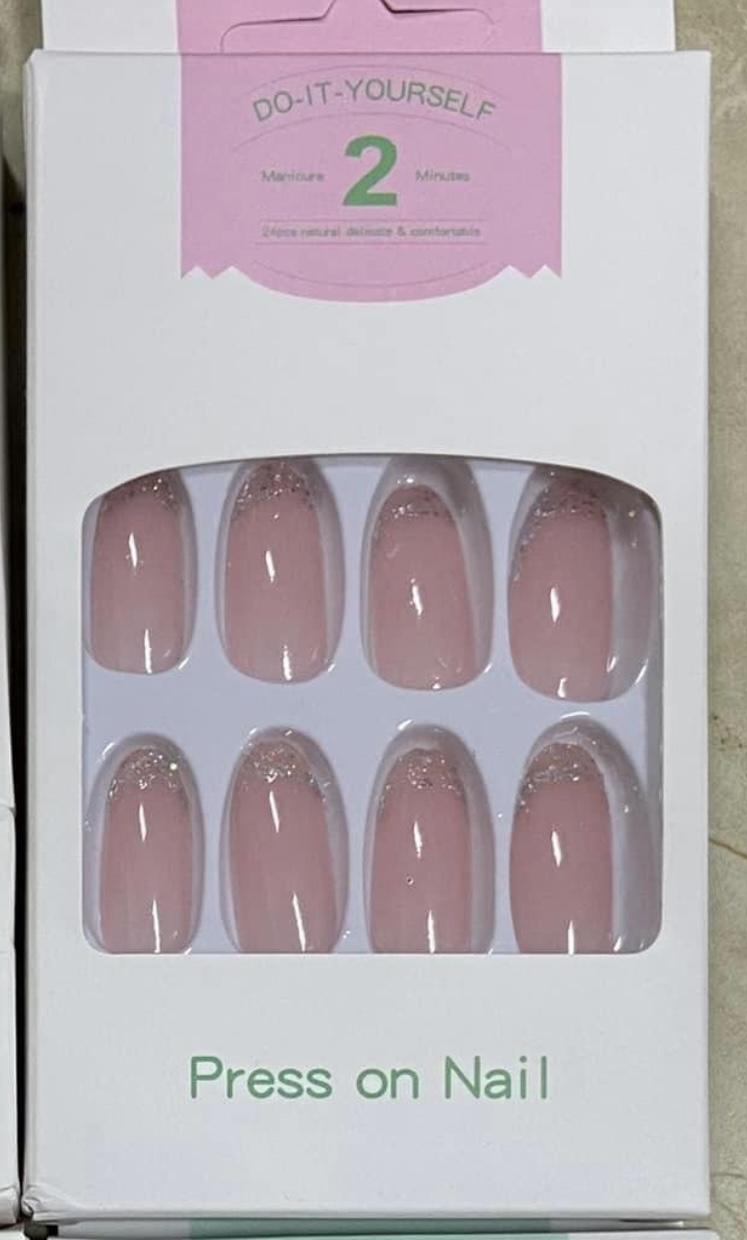 Nail giả