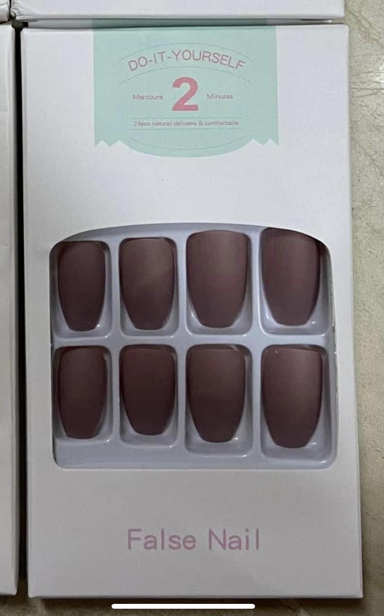 Nail giả