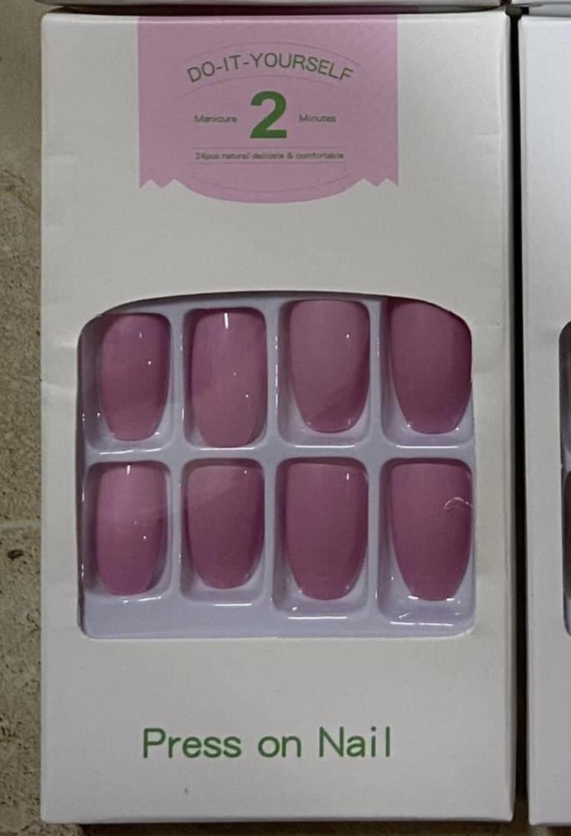 Nail giả