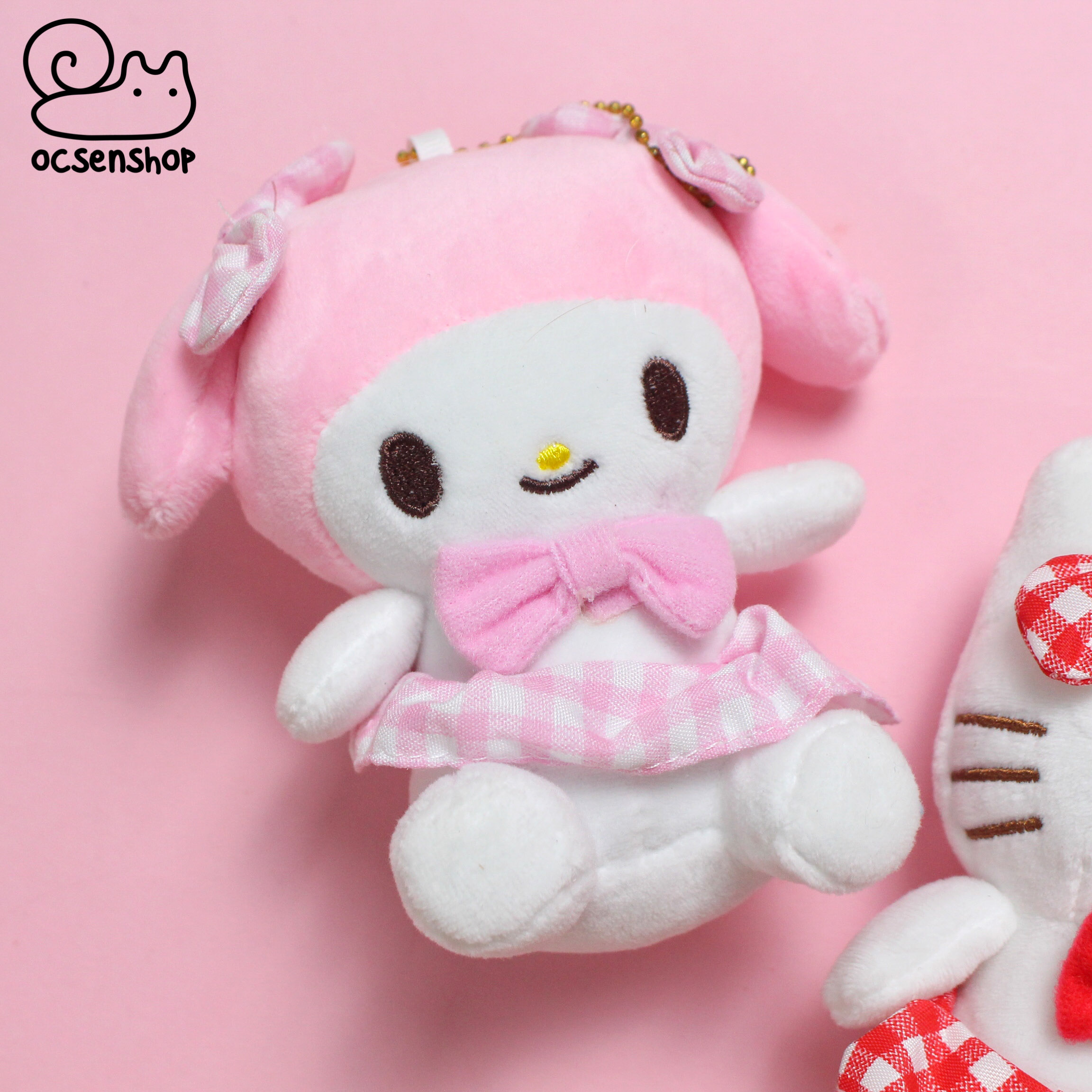 Móc khóa bông Sanrio mặc váy kẻ ô