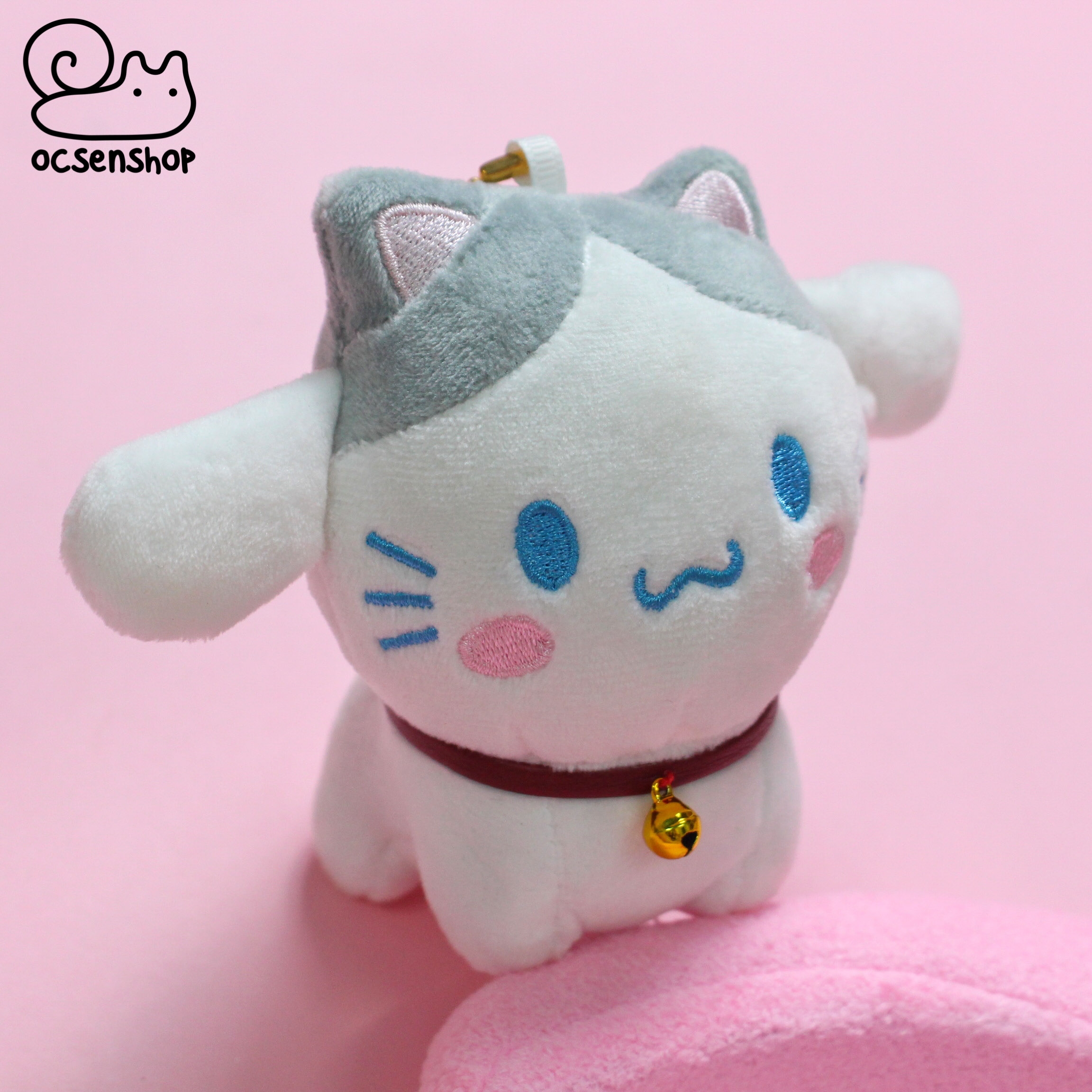 Móc khóa bông Sanrio cosplay mèo đeo chuông