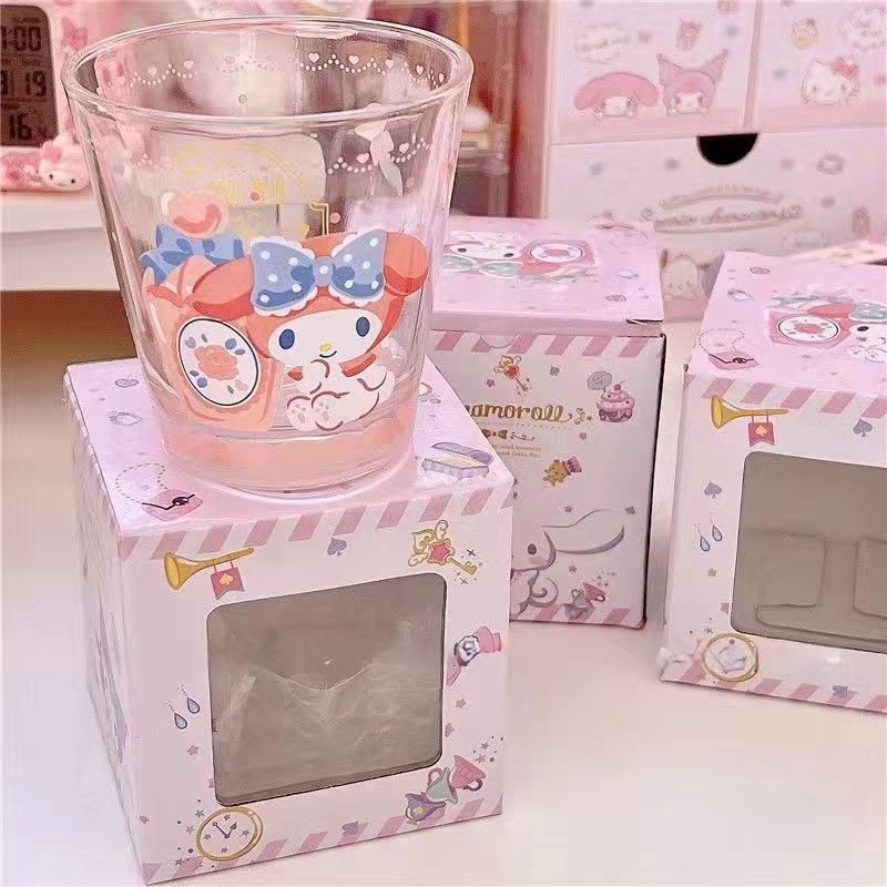 Cốc thủy tinh kèm ống hút họa tiết Sanrio (400ml)