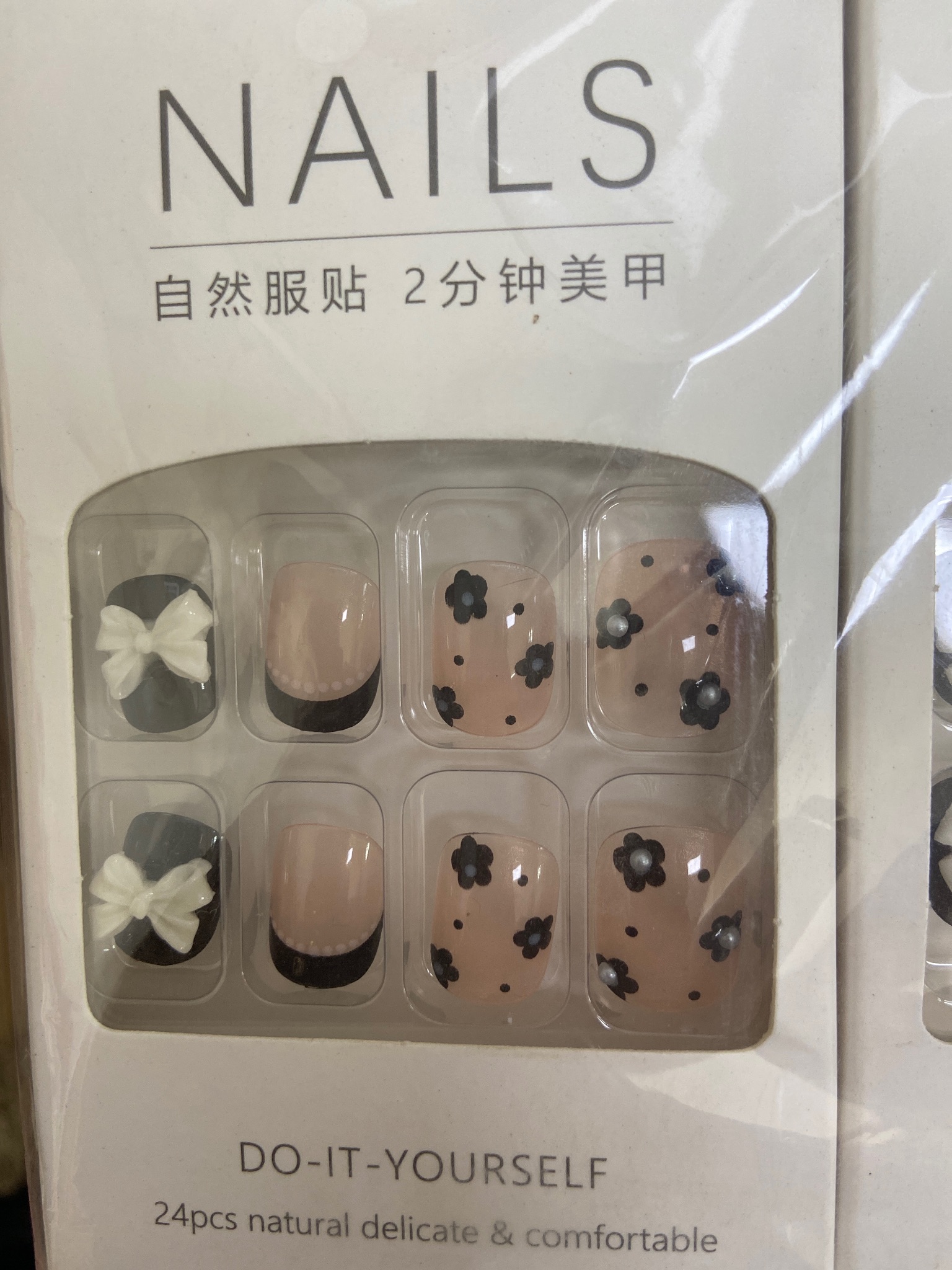 Nail giả