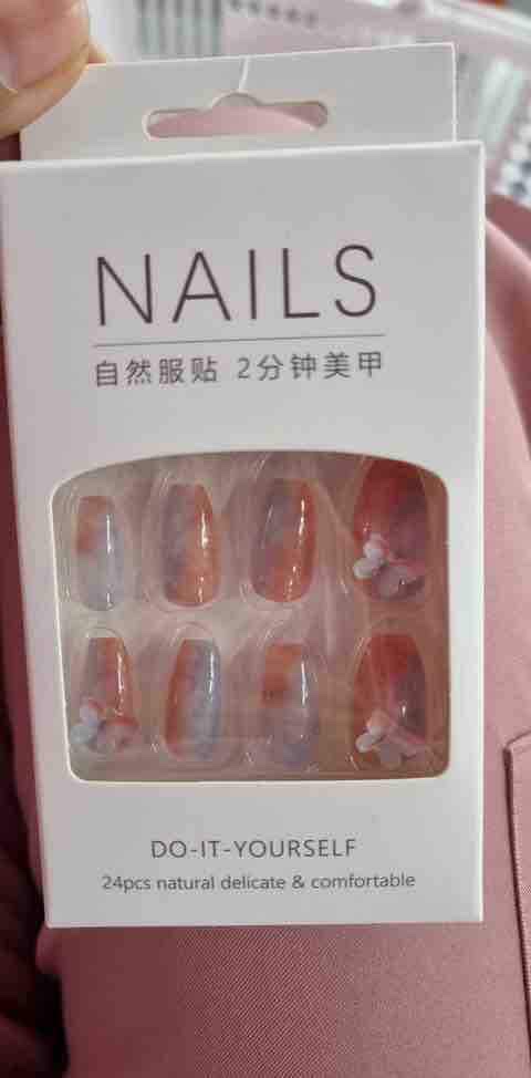 Nail giả