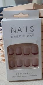 Nail giả
