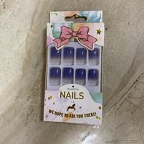 Nail giả
