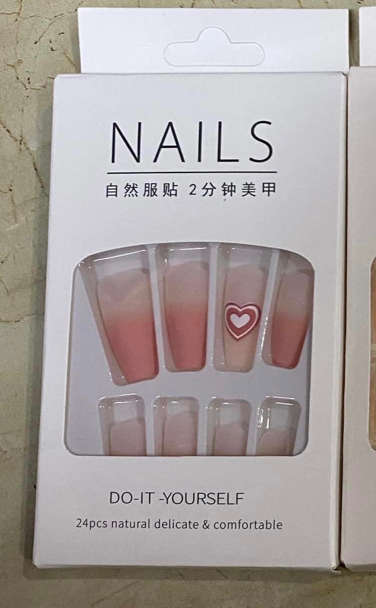 Nail giả