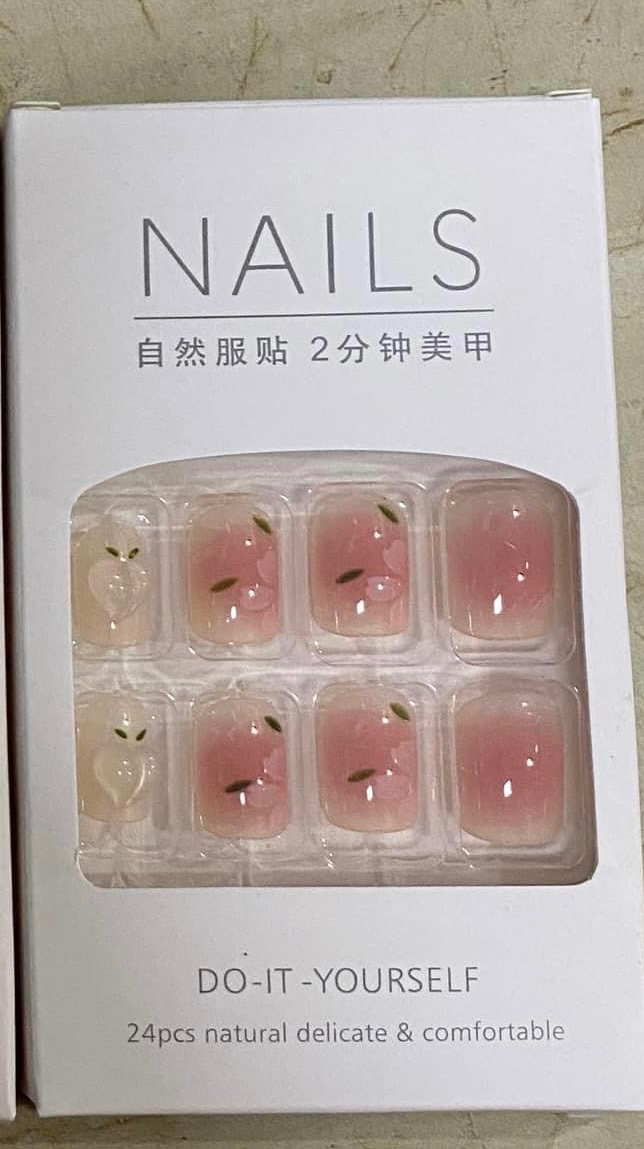 Nail giả