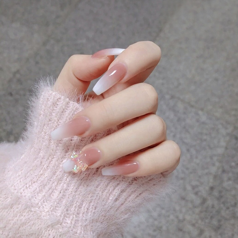 Nail giả