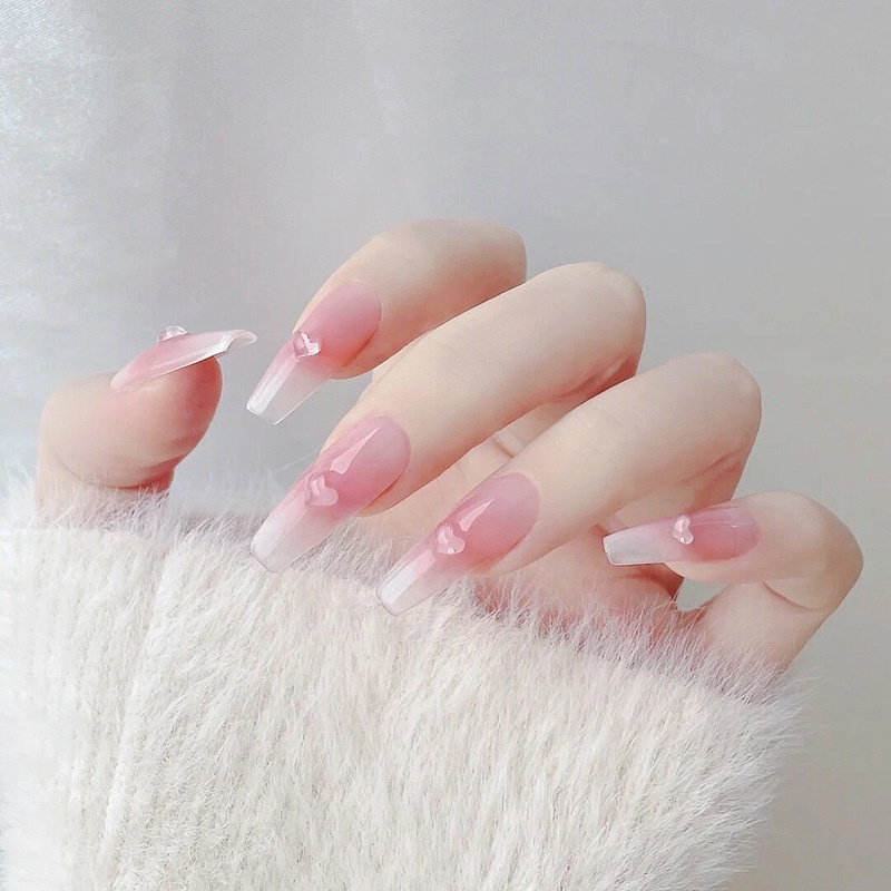 Nail giả