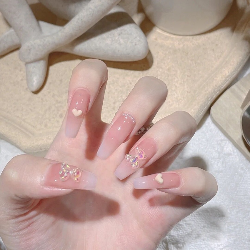 Nail giả