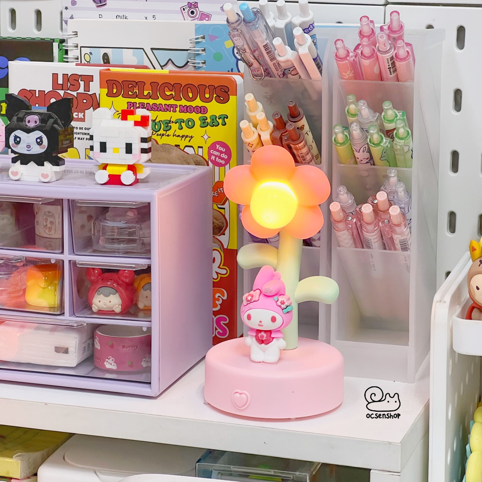 Đèn nhỏ để bàn Hoa kèm charm Sanrio