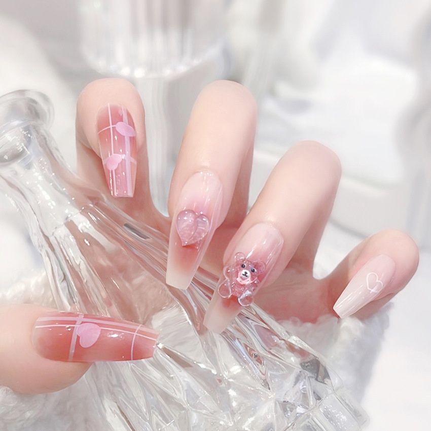 Nail giả