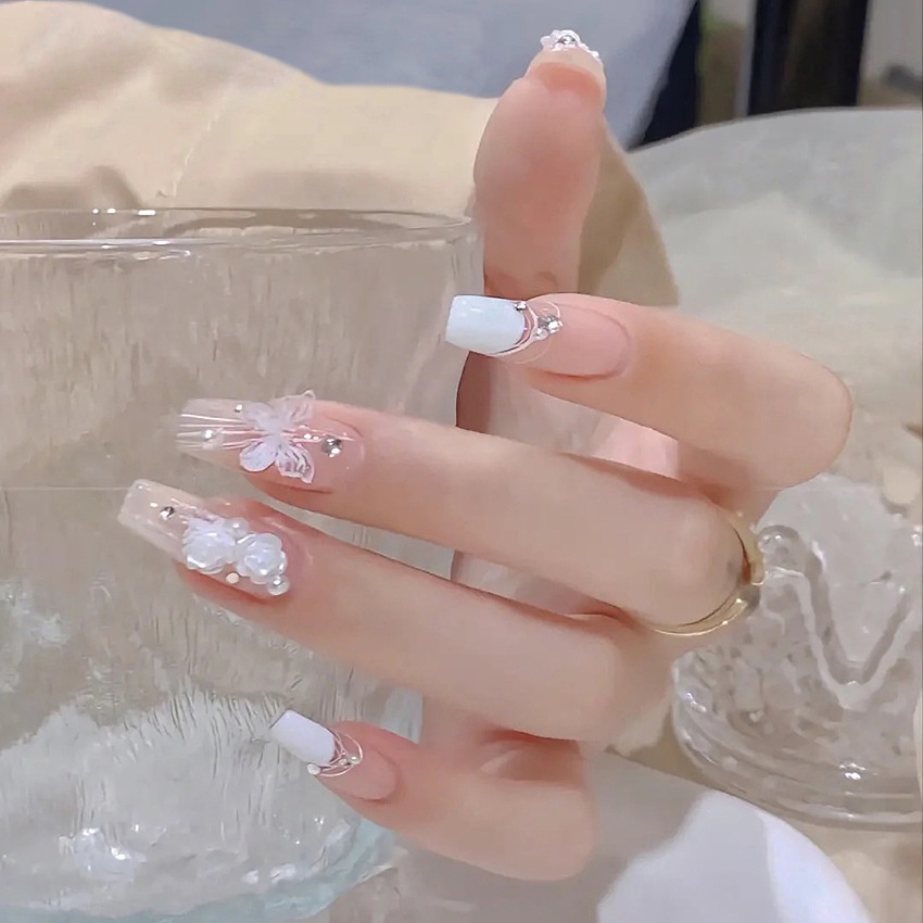 Nail giả