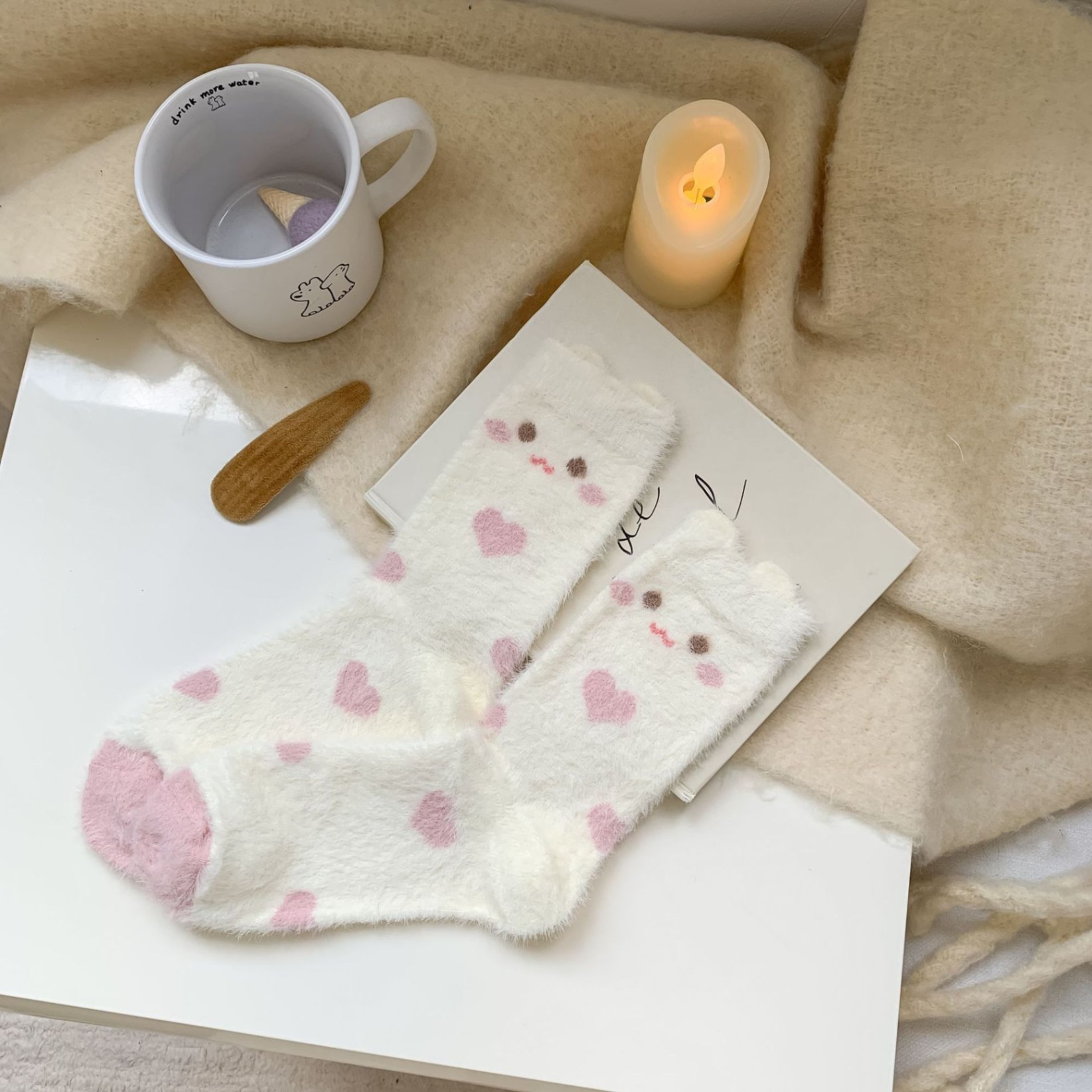 Tất cao cổ bông xù họa tiết