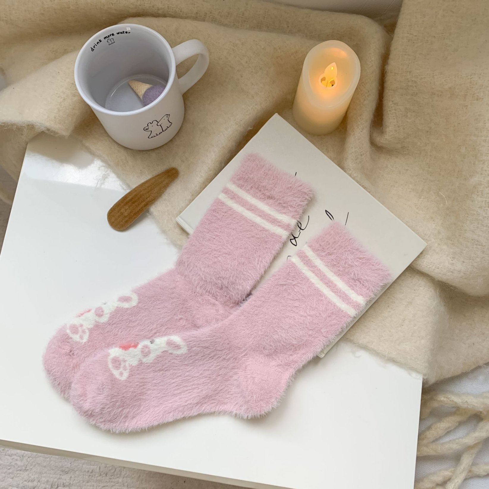 Tất cao cổ bông xù họa tiết