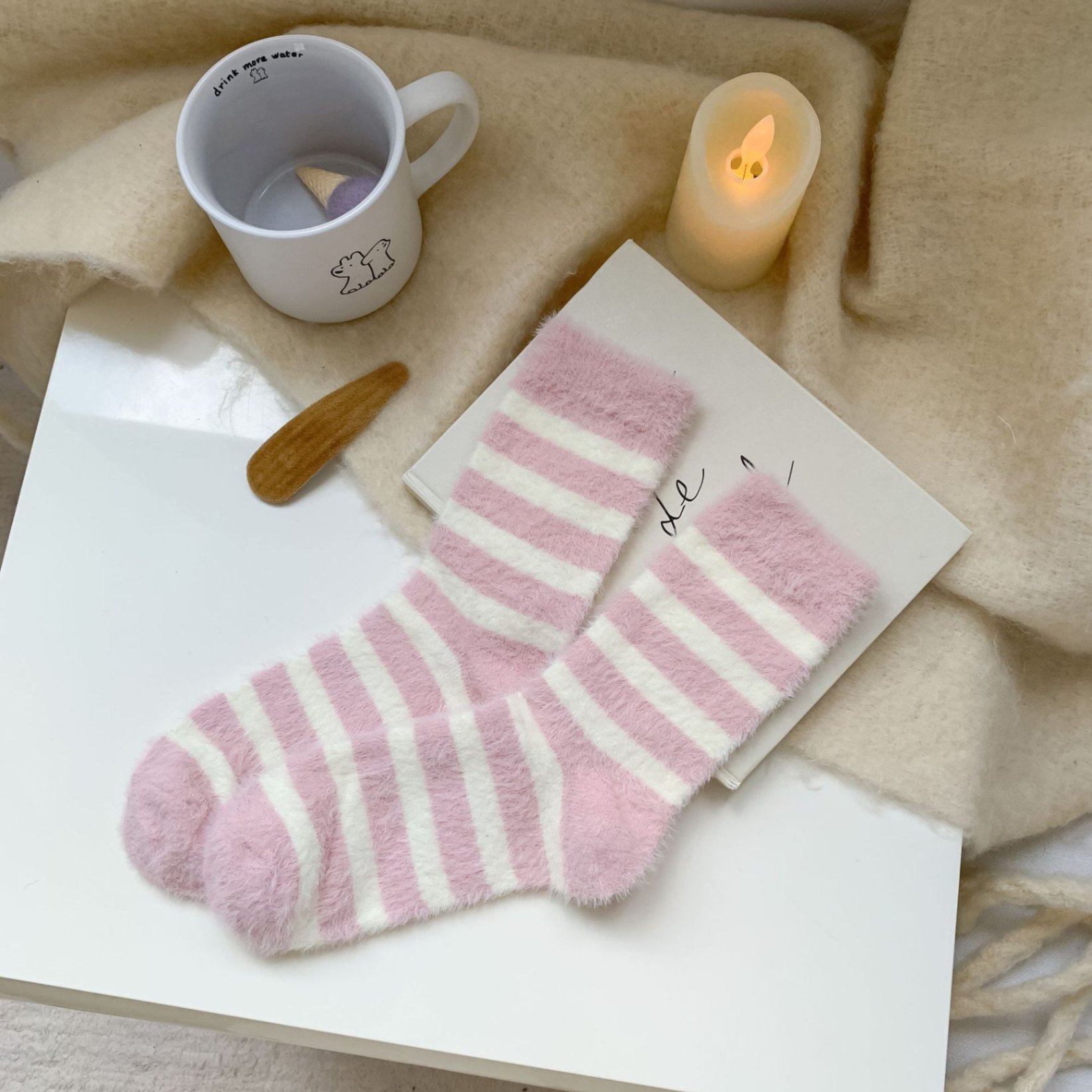 Tất cao cổ bông xù họa tiết