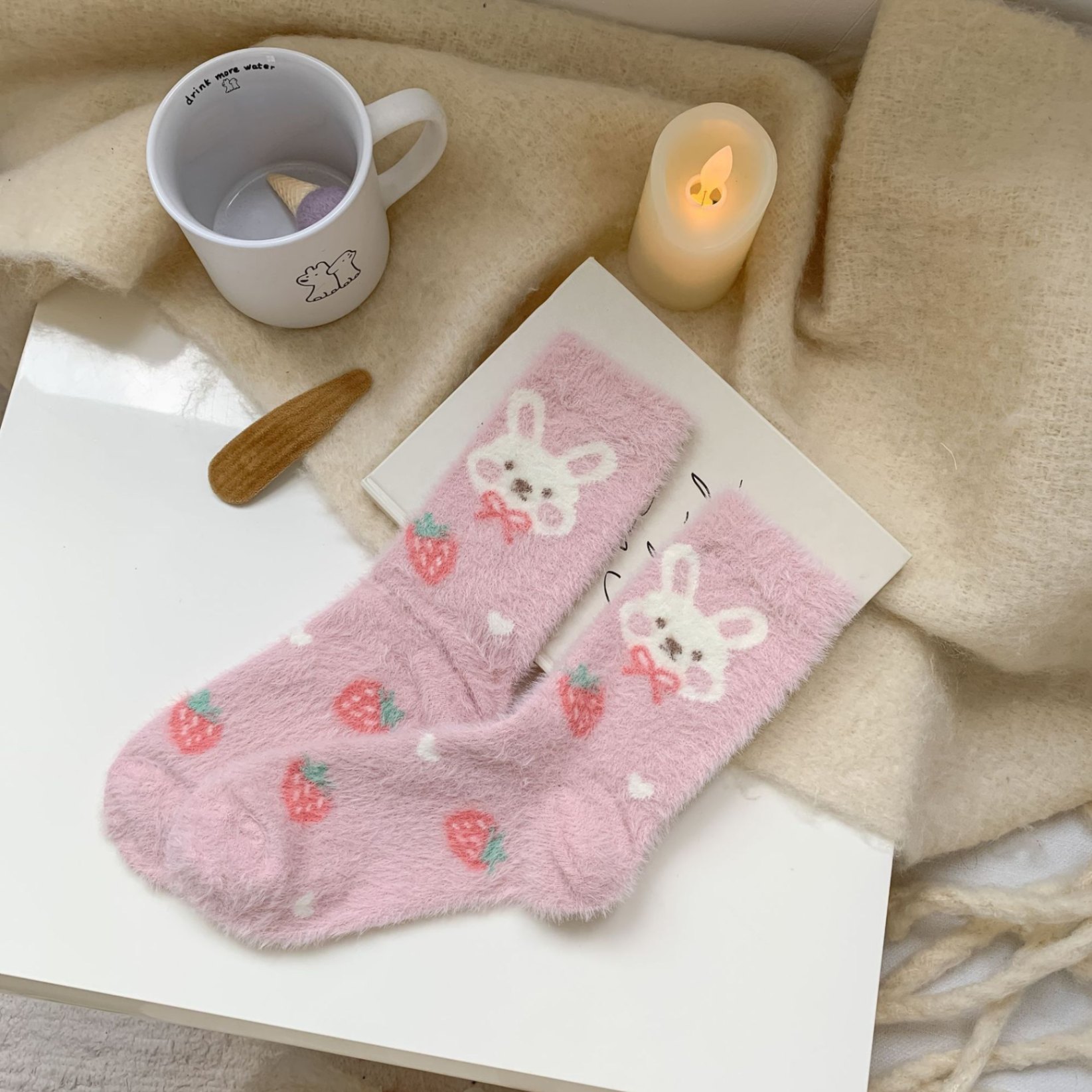 Tất cao cổ bông xù họa tiết