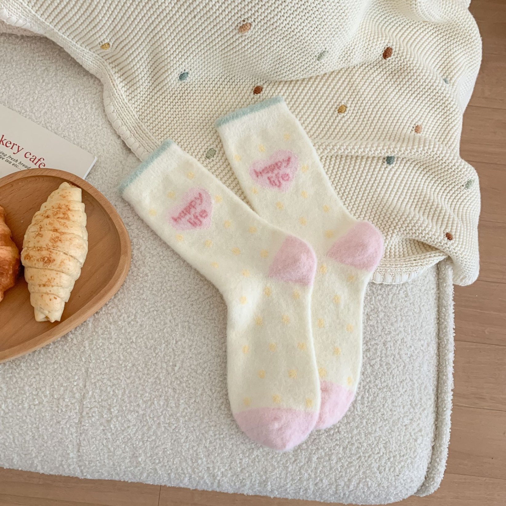 Tất cao cổ bông xù họa tiết