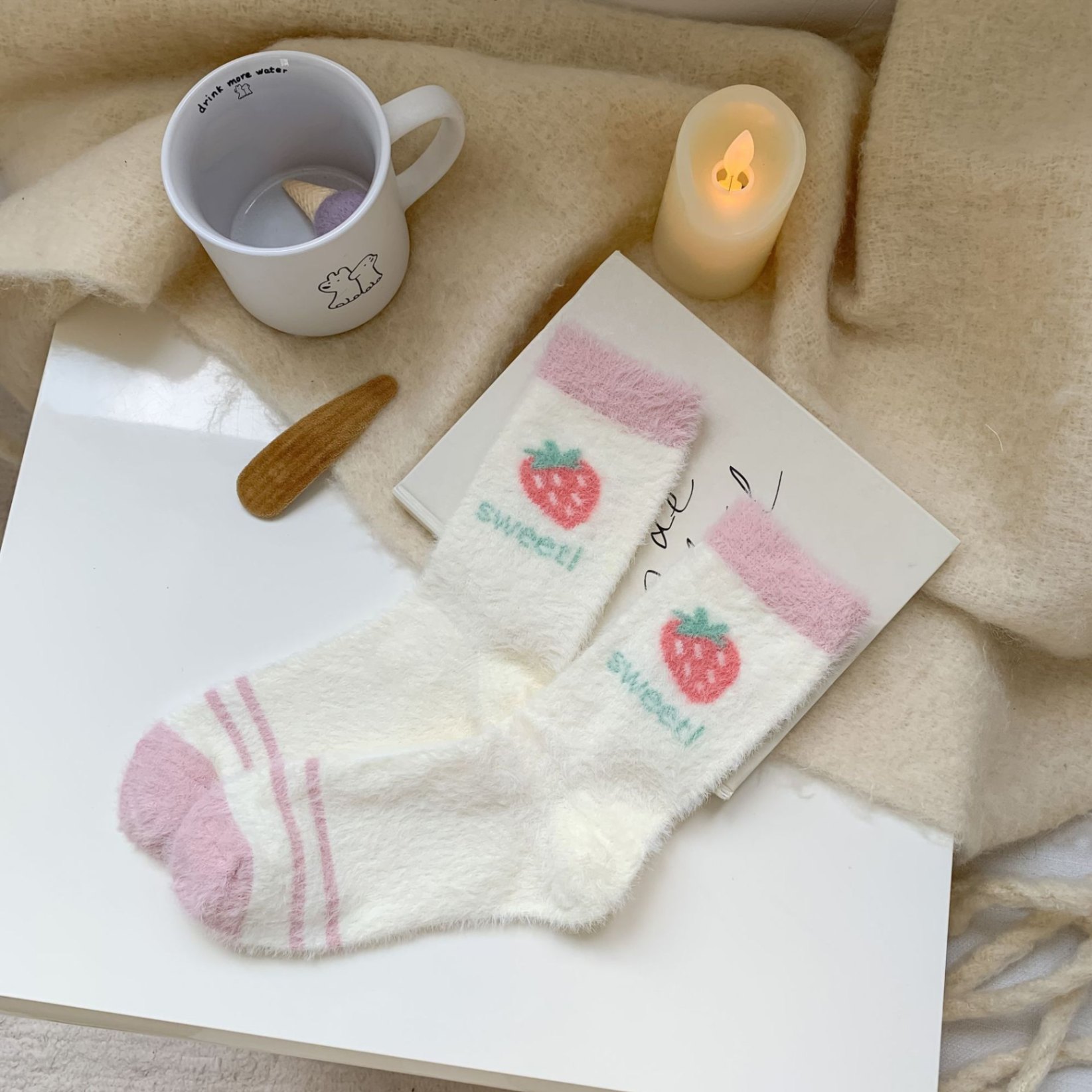 Tất cao cổ bông xù họa tiết