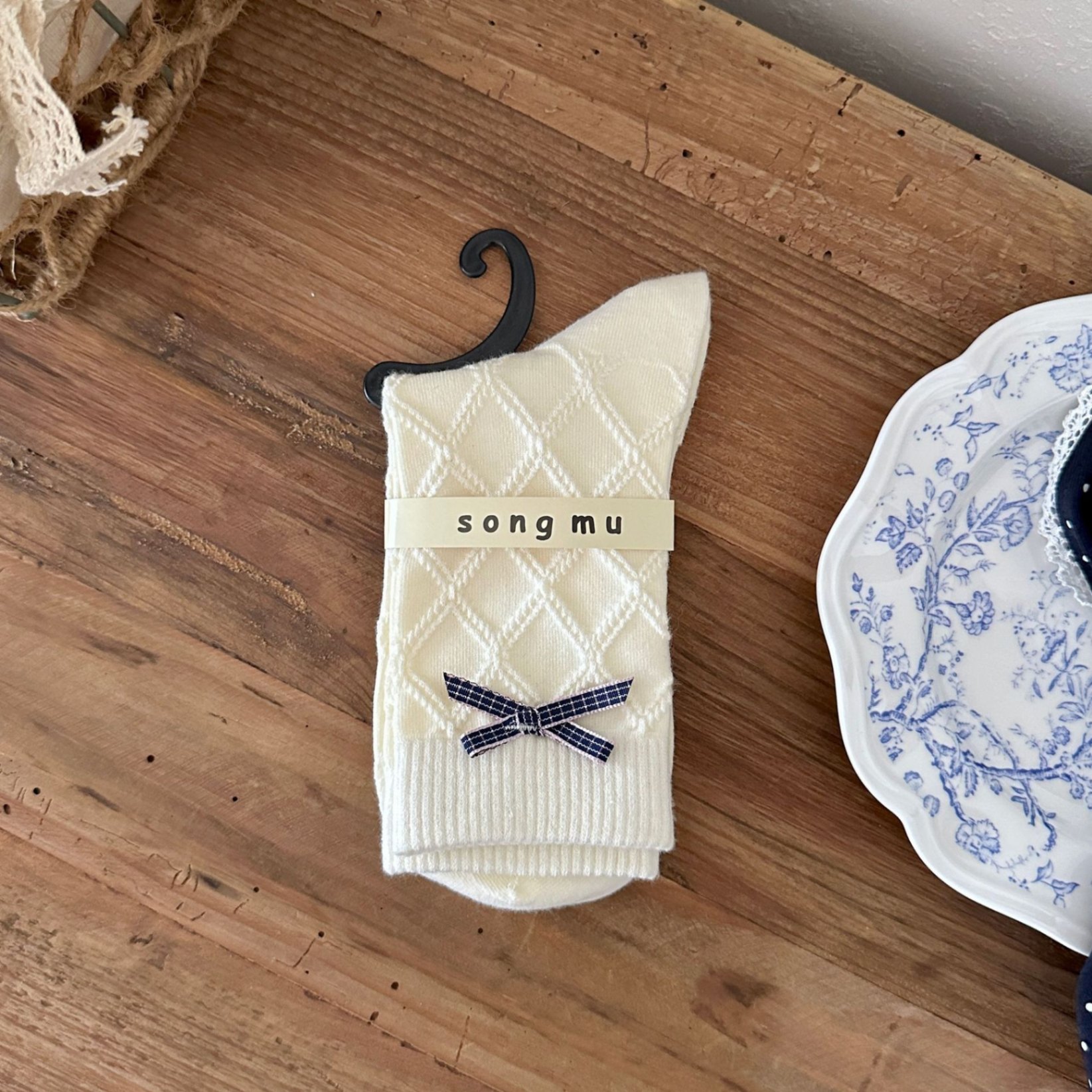Tất cao cổ họa tiết