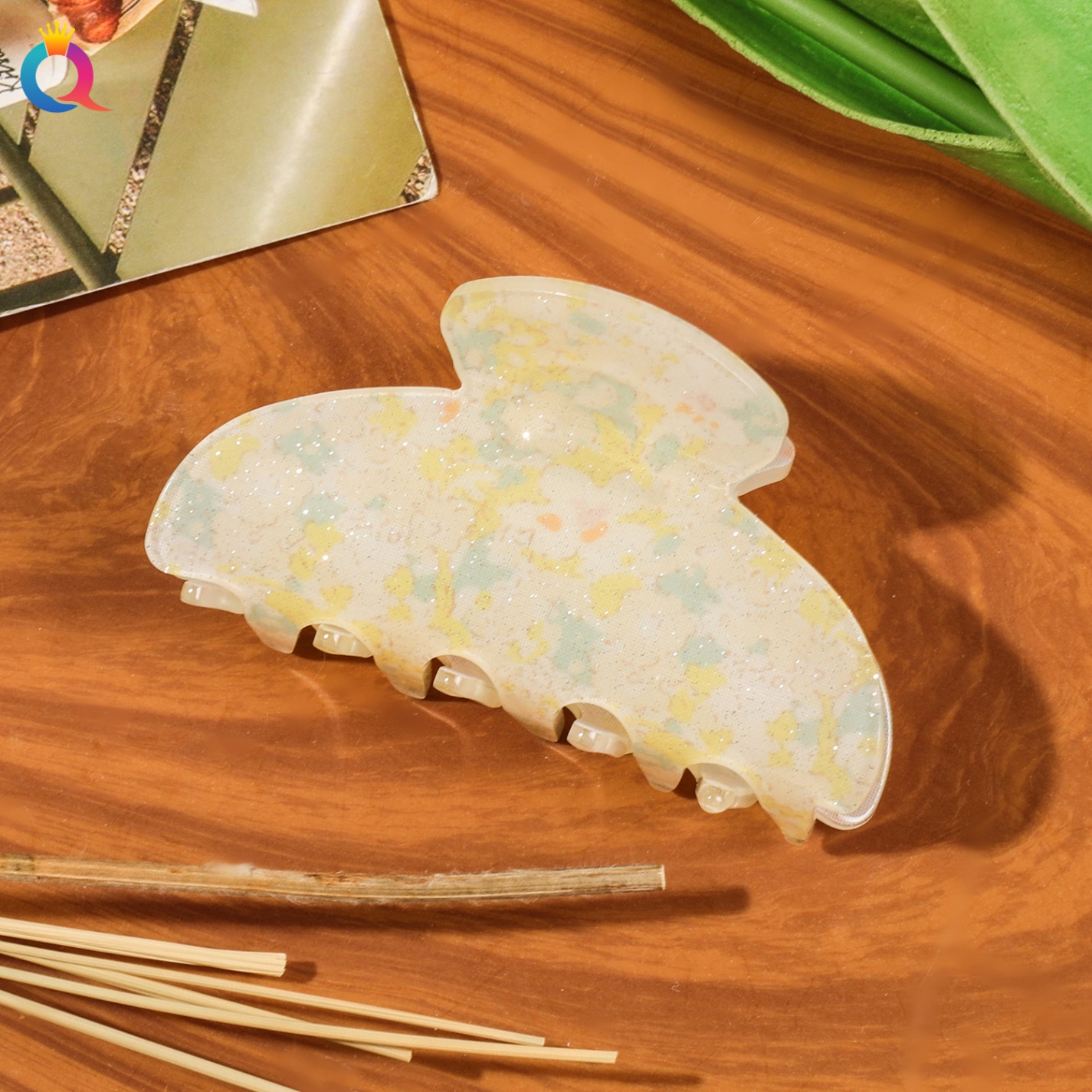 Kẹp càng cua bán nguyệt nền hoa (8cm)
