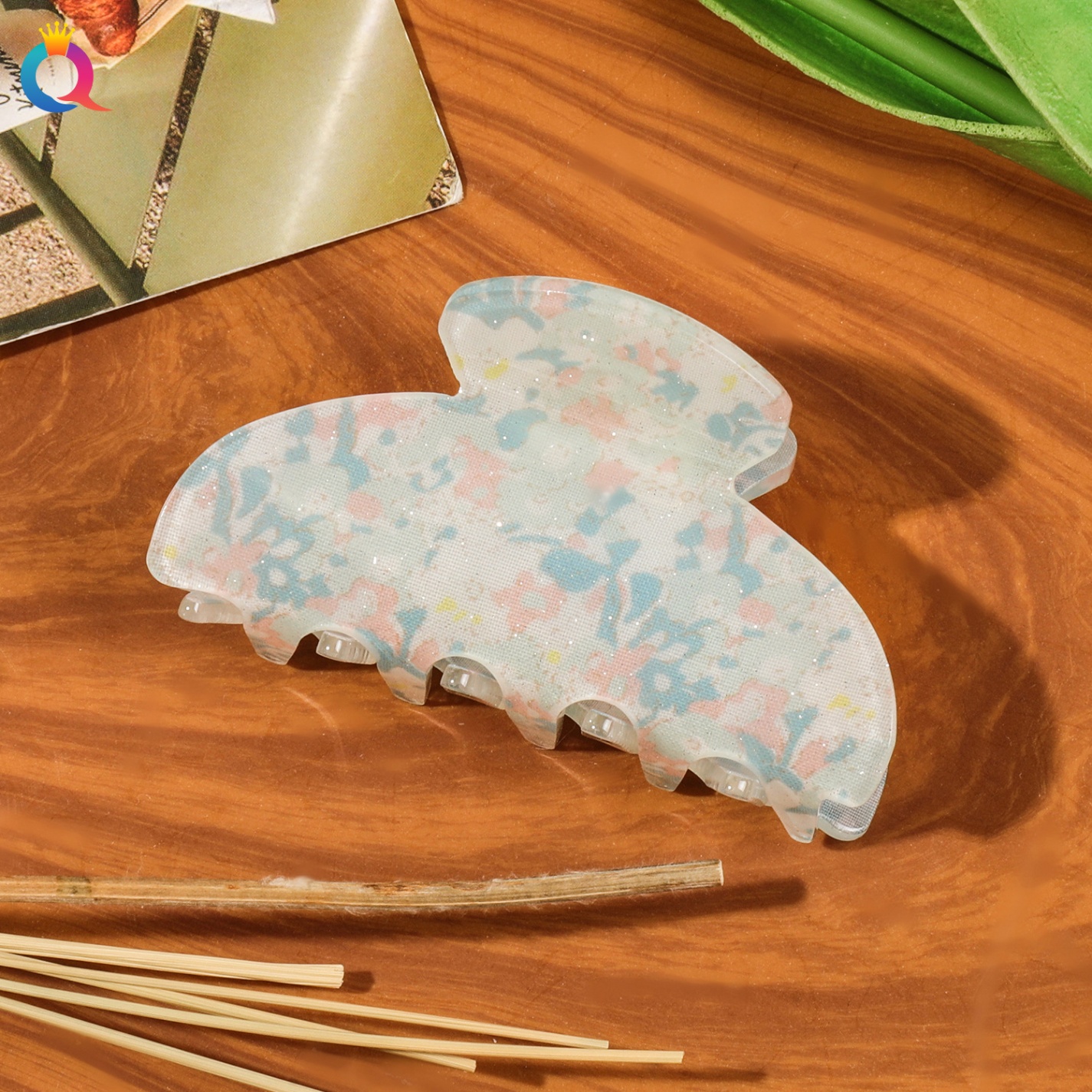 Kẹp càng cua bán nguyệt nền hoa (8cm)