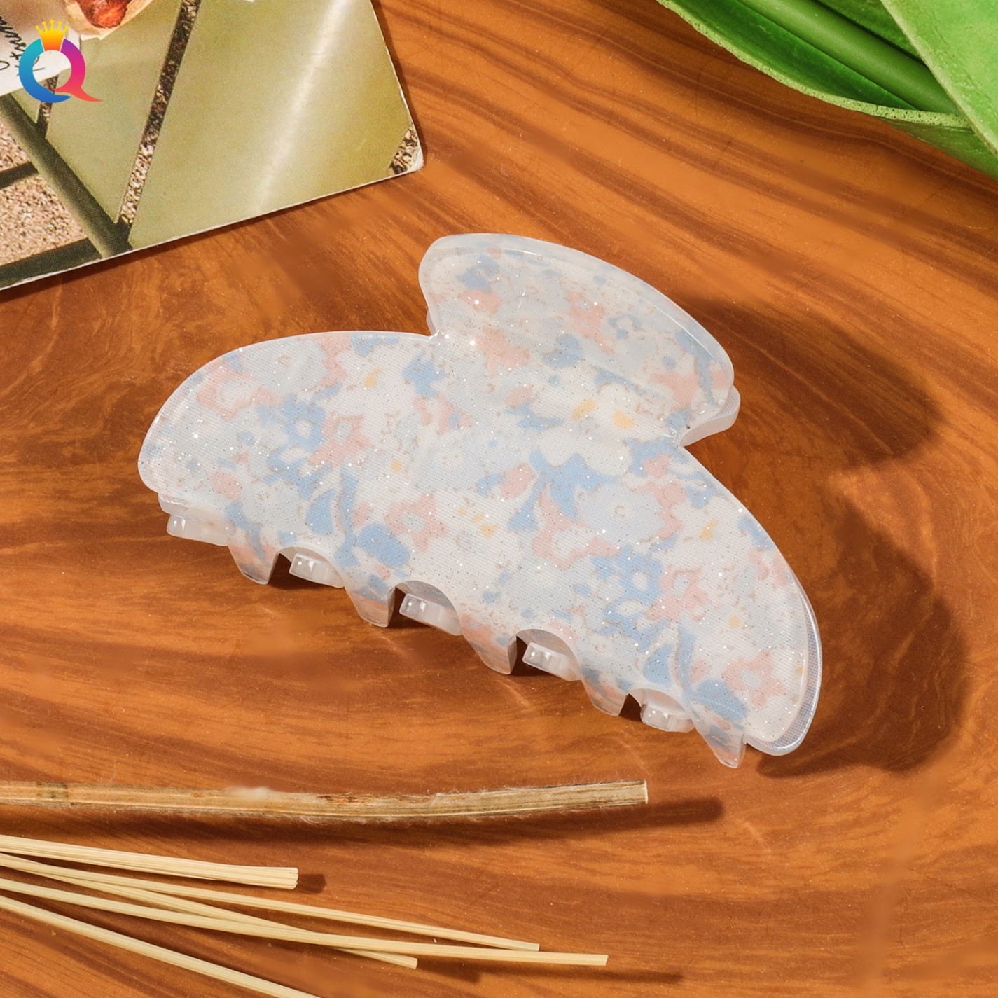 Kẹp càng cua bán nguyệt nền hoa (8cm)