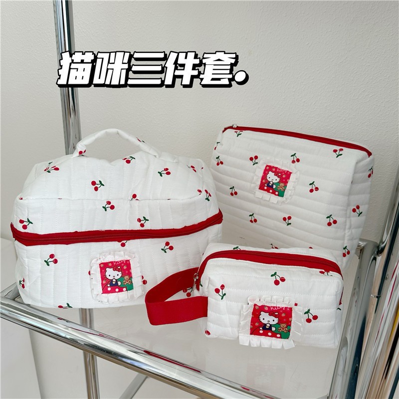 Túi đựng mĩ phẩm Hello Kitty nền cherry