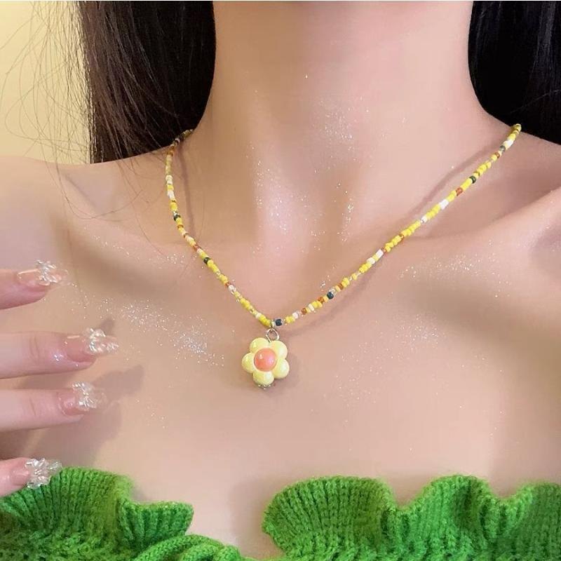 Vòng cổ hạt nhựa bông hoa