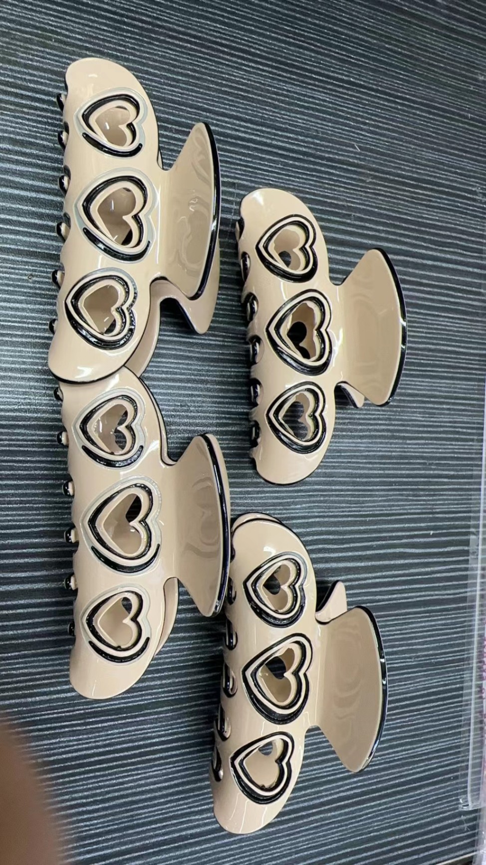 Kẹp càng cua 3 trái tim rỗng (8cm)