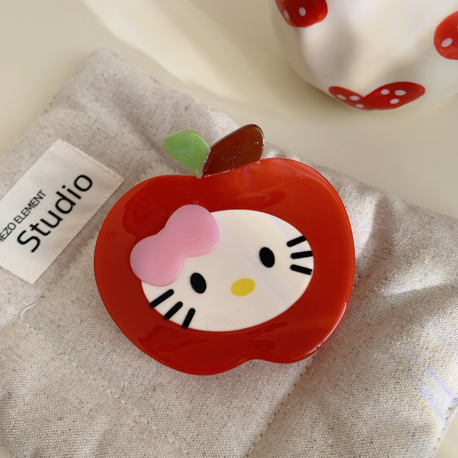 Kẹp càng cua Hello Kitty cosplay táo (8cm)