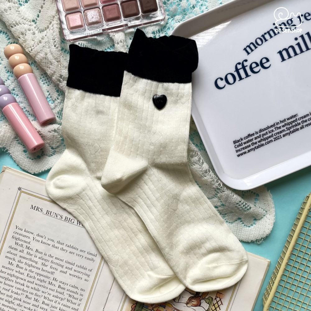 Tất cao cổ cổ xòe khuy trái tim