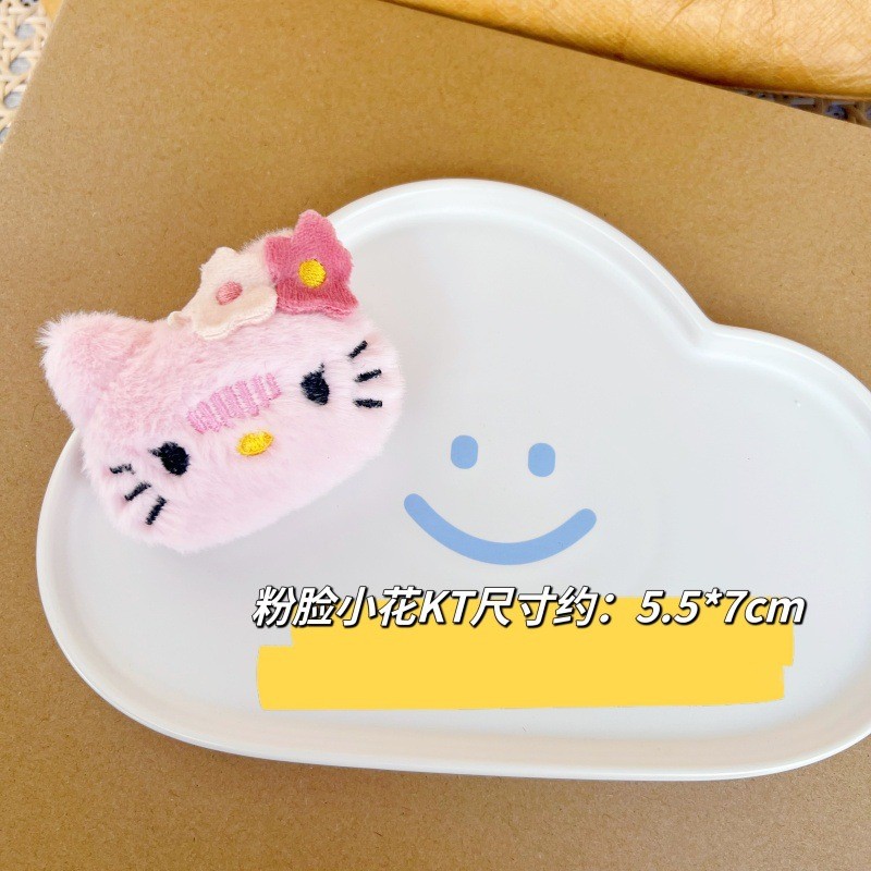 Pin cài áo bông mặt Hello Kitty