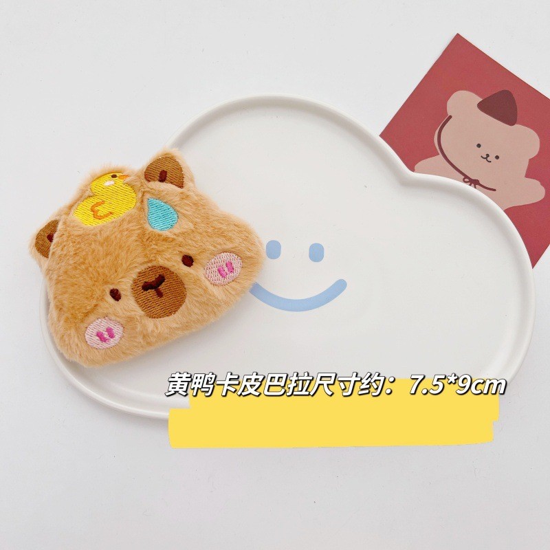 Pin cài áo bông Capybara
