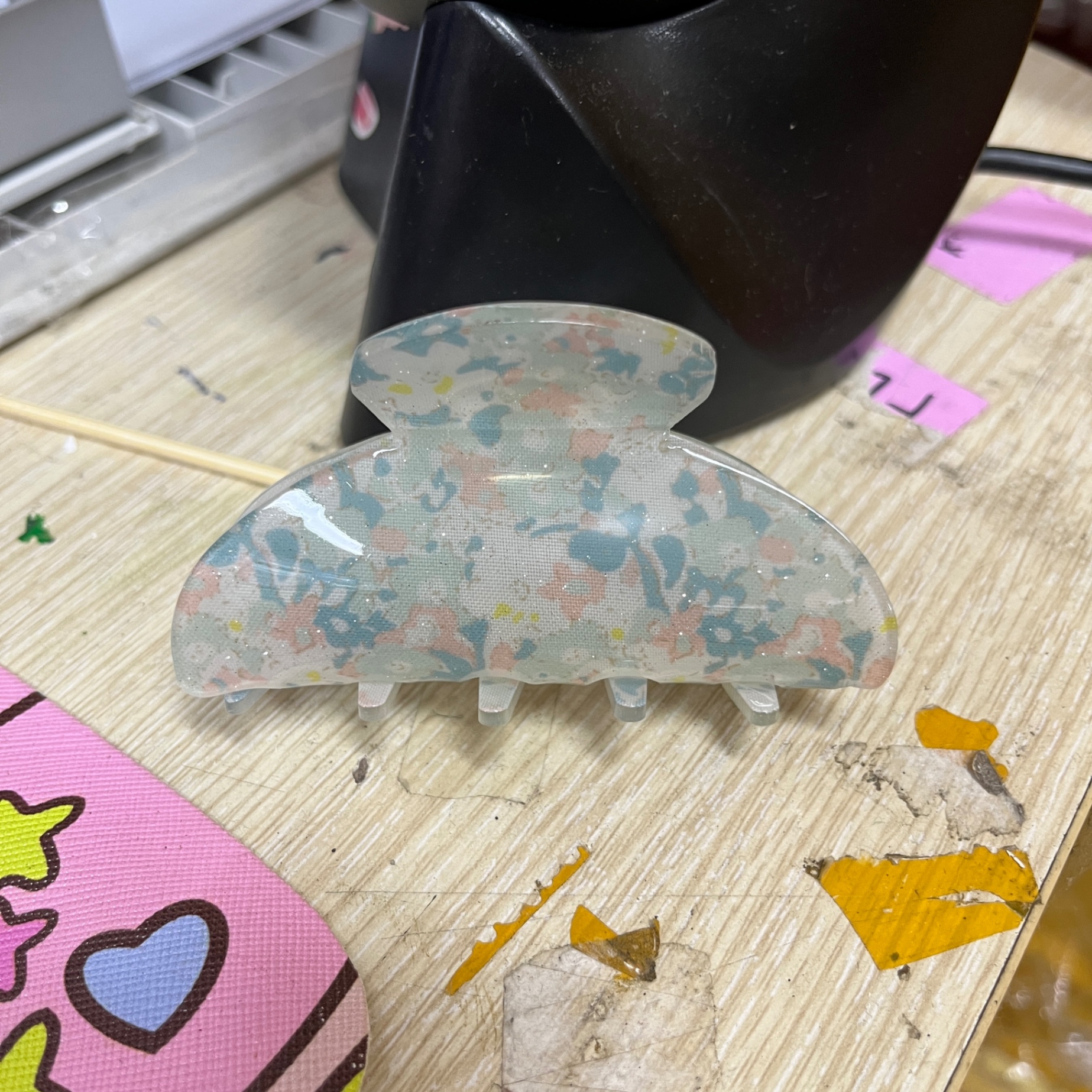 Kẹp càng cua bán nguyệt nền hoa (8cm)
