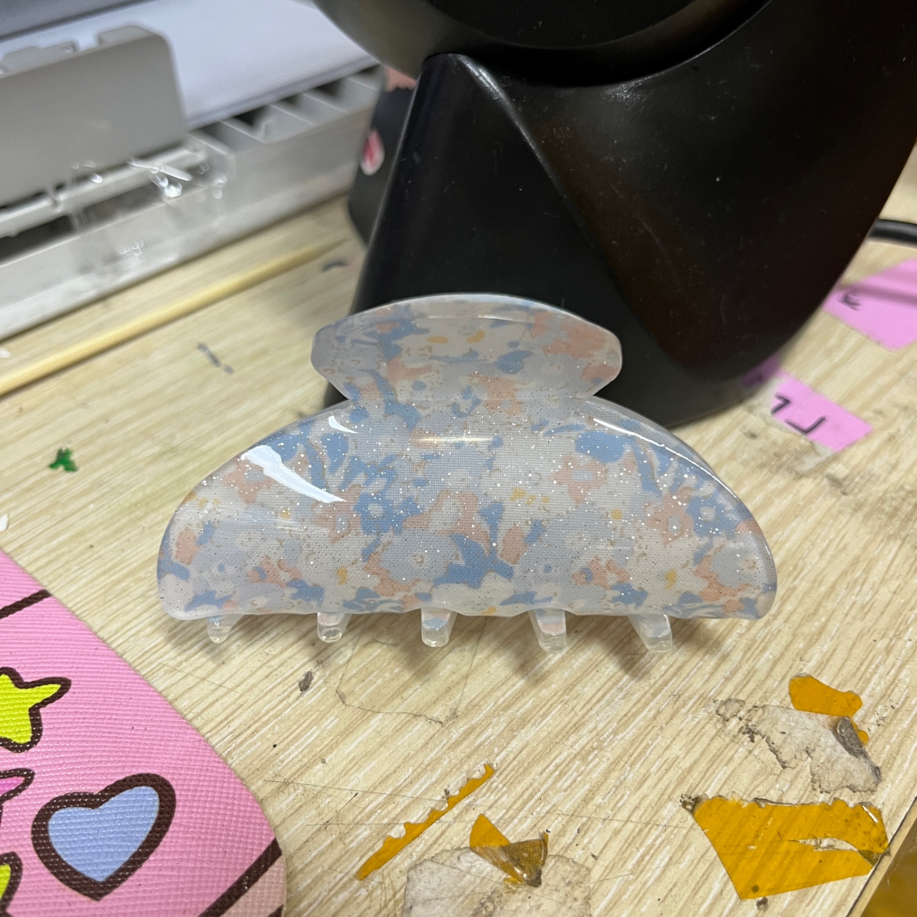 Kẹp càng cua bán nguyệt nền hoa (8cm)