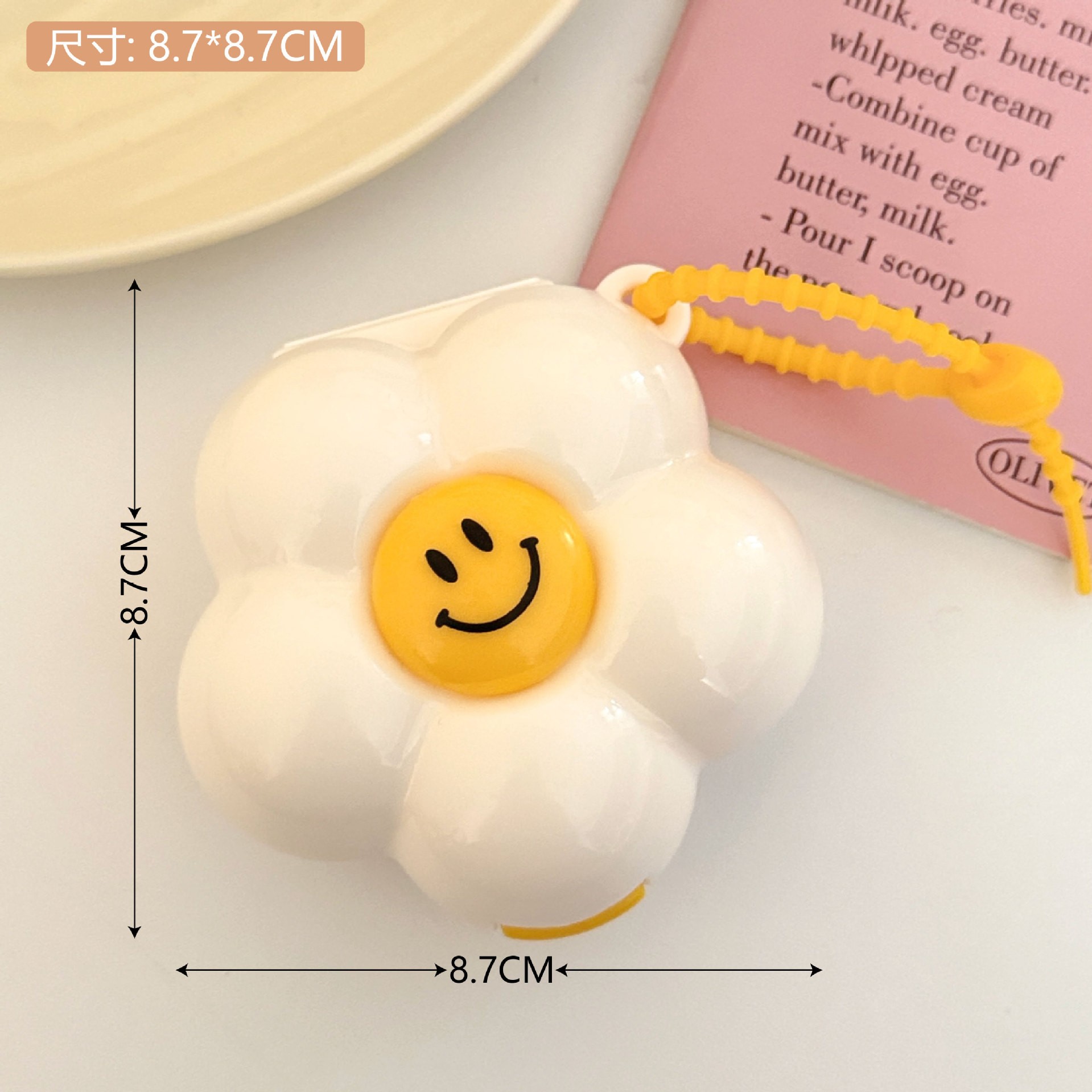 Hộp đựng thuốc Hoa mặt cười kèm móc (8,7cm)