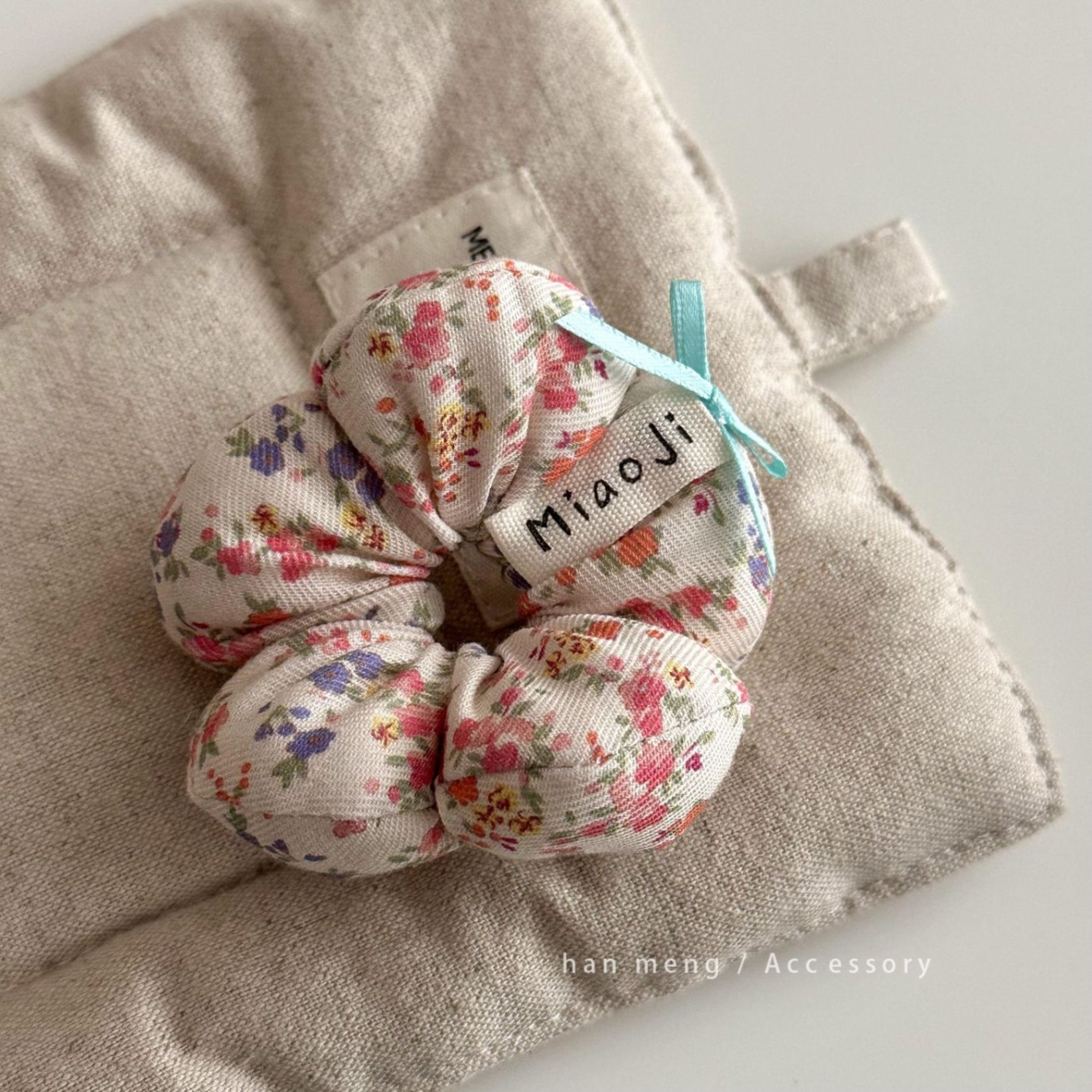 Scrunchie hoa bông phồng họa tiết