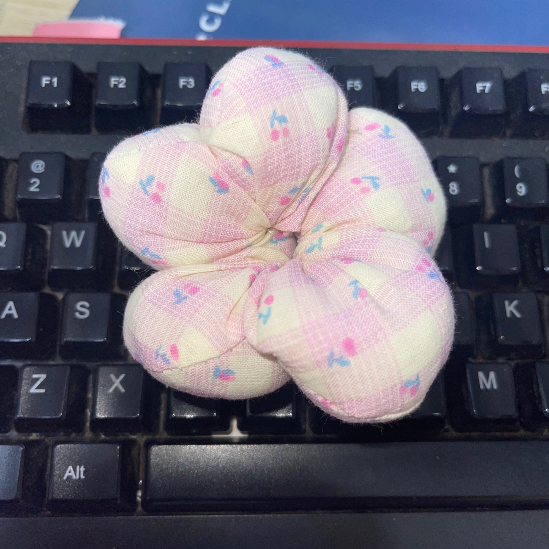 Scrunchie hoa bông phồng họa tiết