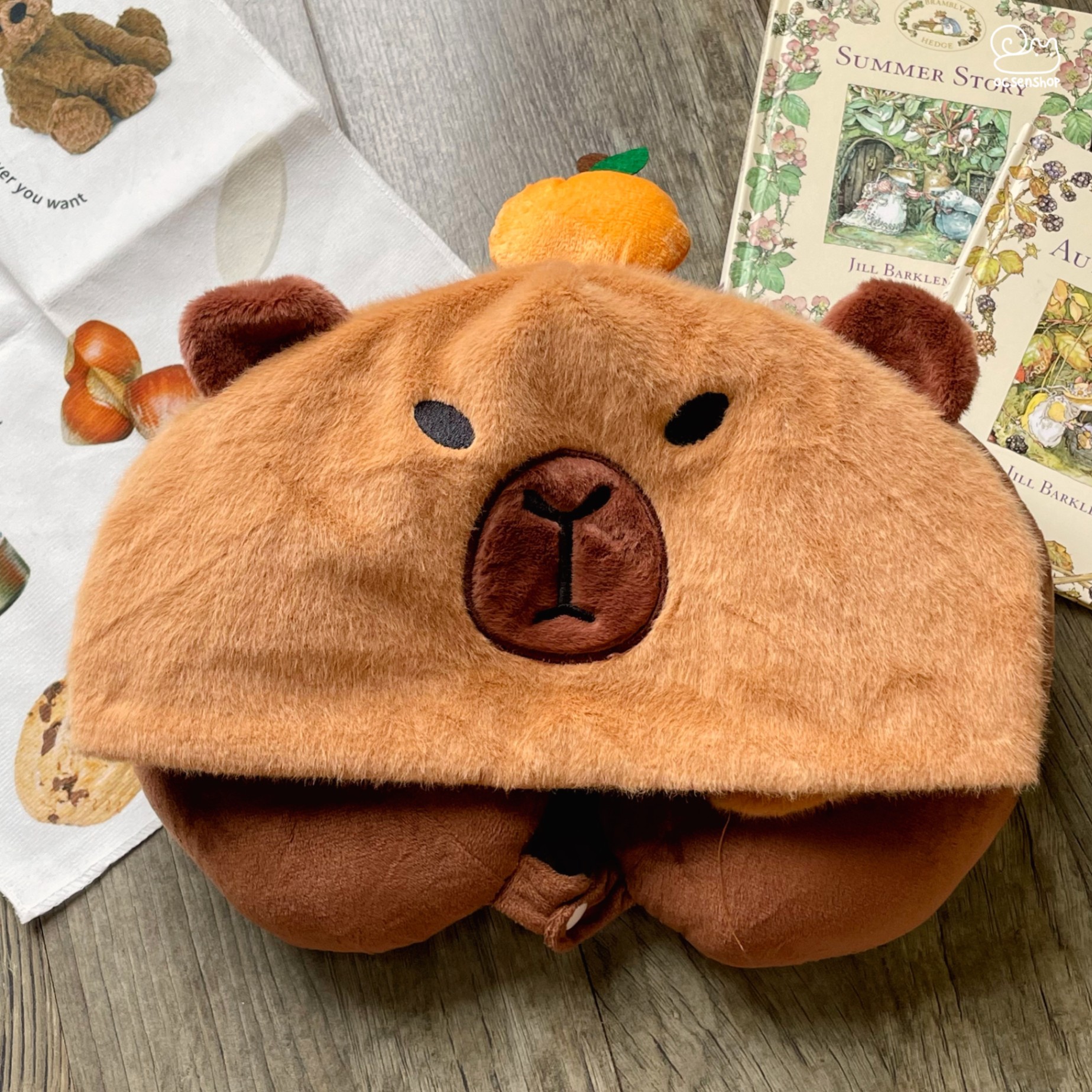 Gối kê cổ kèm mũ Capybara đội cam