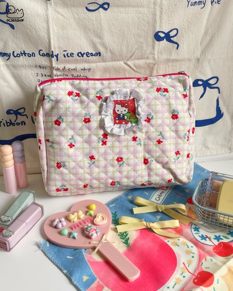 Túi đựng mĩ phẩm Hello Kitty nền hoa đỏ