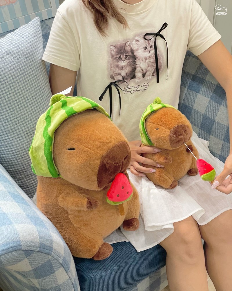 Capybara bông cầm dưa hấu